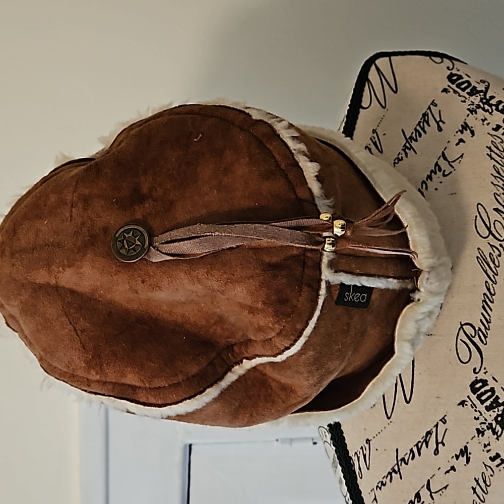 Warm and stylish hat for apres ski